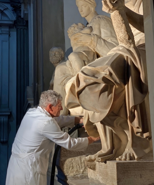6. Antonio Forcellino restaura la Madonna Medici di Michelangelo