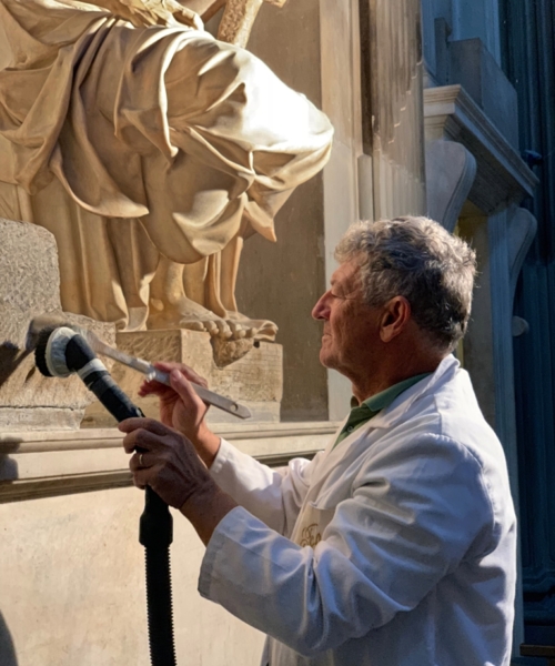 7.Antonio Forcellino restaura la Madonna Medici di Michelangelo