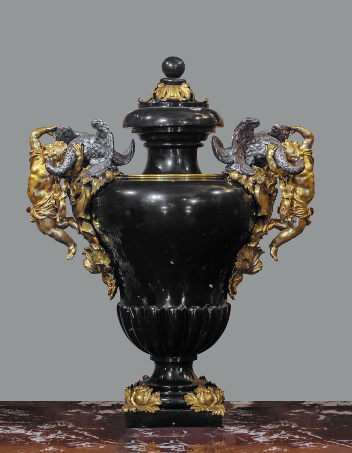 Fig. 22 Massimiliano Soldani Benzi Vaso con manici figurati 1689-1693 circa marmo nero del Belgio, argento e bronzodorato AppartamentiImperiali e Reali,Gallerie degli Uffizi,Firenze