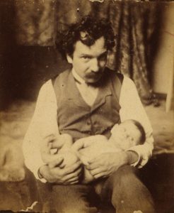 Cesare Tallone con la figlia Irene neonata, foto dell’allievo Pellizza da Volpedo,Fondazione Pellizza da Volpedo